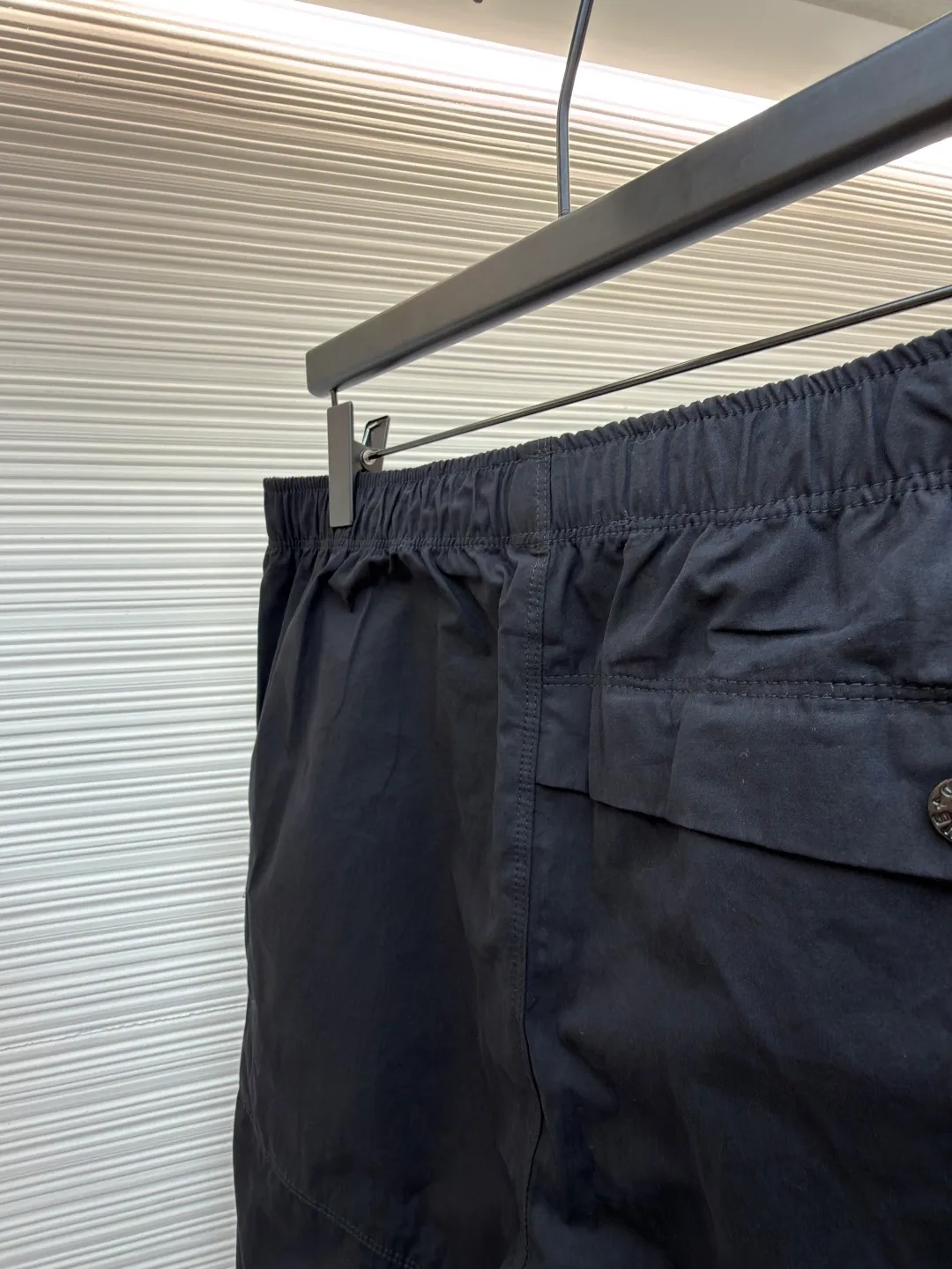 P430 Stonelsland badge casual trousers ●Original version: 3730 purchase and development ●Item number: 1681434-A85 ●Fabric: Yunmian Yixu moisture-permeable soft-skin satin fabric ●Technology: embroidery production ●Color: black ●Version: Fitted version ●Weight: about 445 grams ●Size: 34-36-38-40 ●Description: Customized Yunmian Yixu moisture-permeable soft-skin satin, refreshing and breathable Comfortable and skin-friendly. The black base is calm and elegant. The iconic Stonesland badge is embellished on the side of the trousers. It is like a unique medal to highlight the brand's imprint. It abandons complexity and outlines a neat silhouette with simple lines to outline a casual and free style. Calmly interpret a unique style chapter, using imported machine embroidery technology. Use advanced computer control systems and precision mechanical components to realize the Stonesland badge embroidery operation with high precision. The lines are smooth and delicate, and the fabrics have been heavily fermented and washed. It has better hand feel and texture, is not easy to deform, shrink or fade, and maintains long-term beauty. The overall wiring is straight and delicate, the fabric is comfortable and soft, and the color is consistent without color difference. It can be matched with the same style to create a fashionable look and control various occasions. Customized accessories, complete with three standards, same style for men and women!